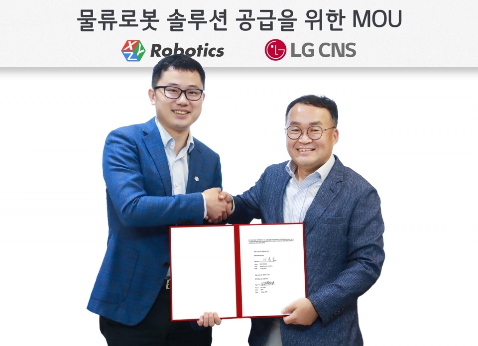 LG CNS 스마트물류사업부장 이준호 상무(오른쪽)와 XYZ로보틱스 CEO 지아지 저우(Jiaji Zhou)가 기념촬영하는 모습.[사진=LGCNS]