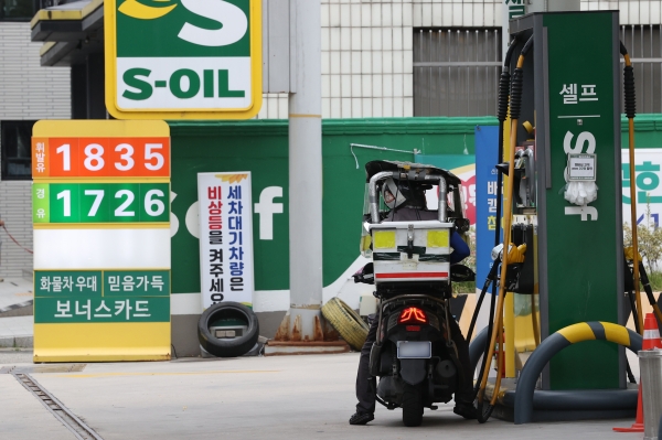 서울 시내 한 주유소에서 한 오토바이 운전자가 주유를 하고 있는 모습. 기사와는 관계 없습니다. (자료사진=연합뉴스)