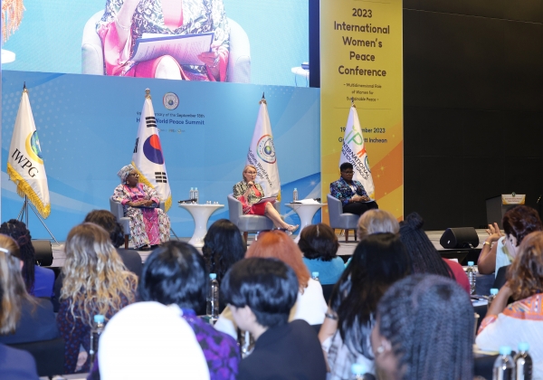 그랜드하얏트인천에서 세계여성평화그룹(IWPG) 주최로 열린 ‘2023 세계여성평화 콘퍼런스’에서 네지하 라비디 전 튀니지 여성가족아동노인부 장관이 ‘미래를 위한 여성평화교육 변화하는 세계에서의 역량 강화’라는 주제로 발제하고 있다.(사진=IWPG)