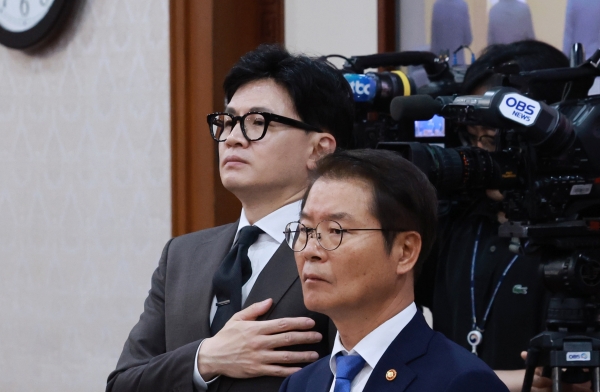 이정식 고용노동부 장관(오른쪽)과 한동훈 법무부 장관(사진=연합뉴스)