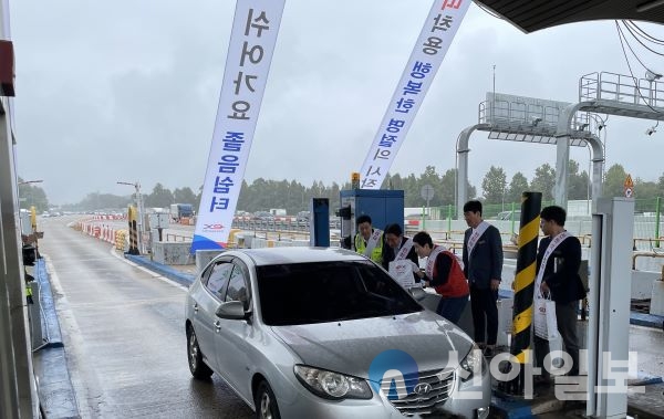 한국도로공사서비스는 27일 '2023년 추석 연휴 교통안전 캠페인'을 실시했다.(사진=한국도로공사서비스)