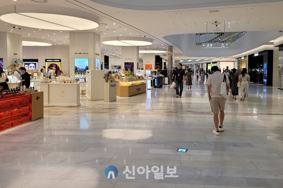 다소 한산한 서울 시내의 한 백화점 내부.[사진=김소희 기자]