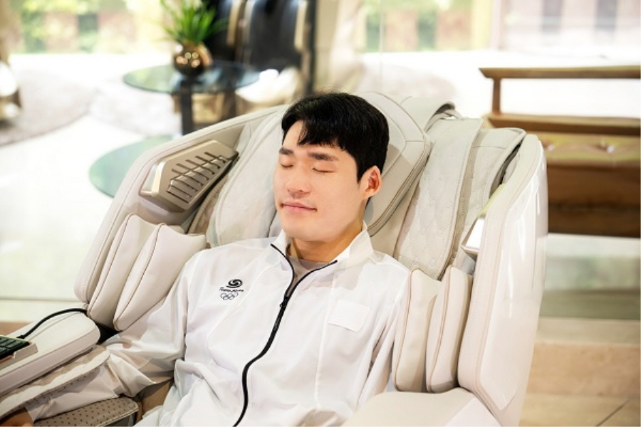 항저우 아시안게임 탁구 국가대표 장우진 선수가 안마의자 '팔콘'으로 마사지를 받는 모습. [사진=바디프랜드]