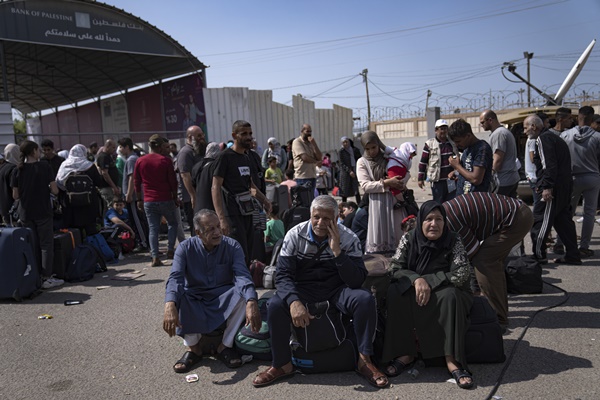 잠긴 라파 통행로 앞에 모여든 팔레스타인 주민(사진=연합뉴스)