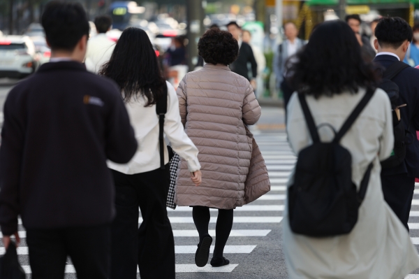 쌀쌀한 가을 날씨를 보인 최근 서울 종로구 광화문네거리에서 시민들이 발걸음을 재촉하고 있다.(사진=연합뉴스)