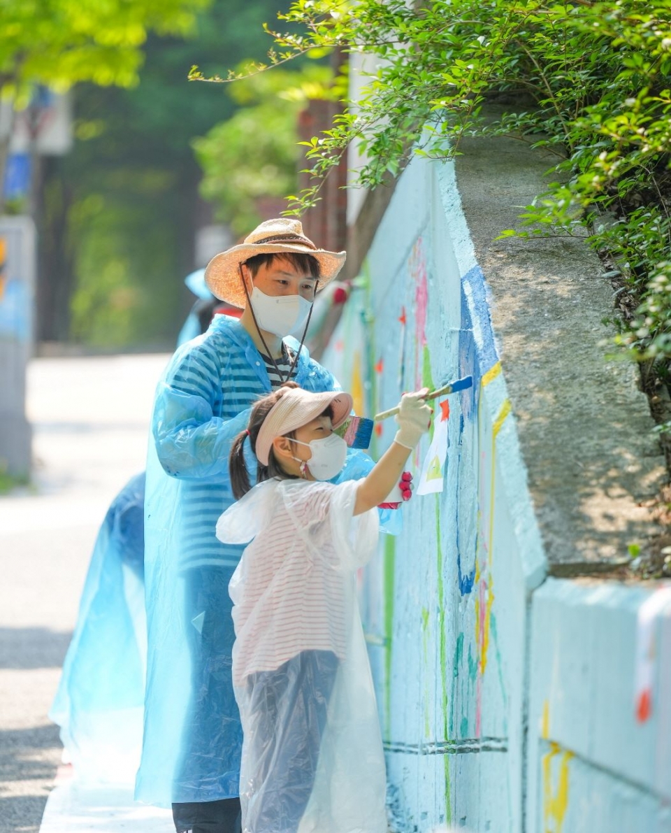 한국타이어 가족과 함께하는 벽화 그리기 현장. (사진=한국타이어앤테크놀로지)