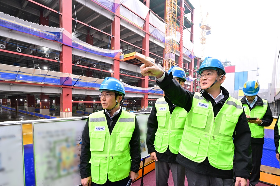 이재용 삼성전자 회장이 19일 삼성전자 기흥캠퍼스에서 차세대 반도체 R&D 단지 건설 현장을 점검하고 있다.[사진=삼성전자]