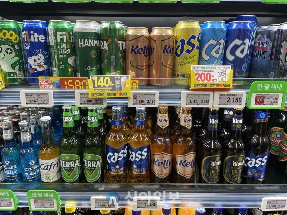서울의 한 슈퍼마켓 매대에 진열된 맥주 제품들.[사진=박소연 기자]