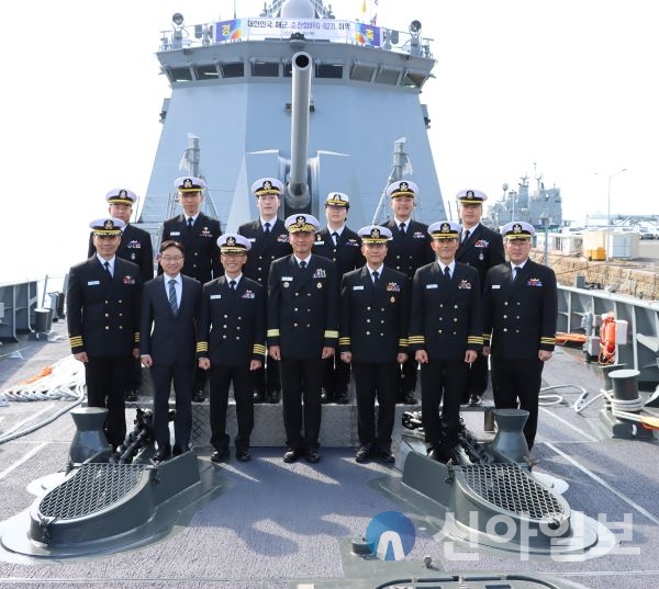 대한민국 해군의 울산급 2단계 사업(Batch-Ⅱ) 8번함인 신형 호위함 춘천함(FFG-827, 2,800톤)이 26일 진해 군항에서 취역했다.