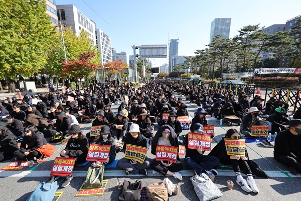 28일 오후 서울 여의도 국회 앞에서 교사들이 아동복지법 개정을 촉구하고 있다.(사진=연합뉴스)