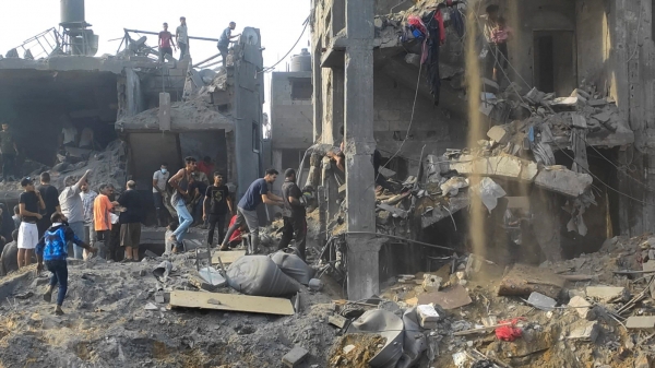 31일(현지시간) 팔레스타인 가자지구 북부 자발리아 난민촌의 건물 잔해에서 주민들이 구조 작업 중이다.(사진=연합뉴스)