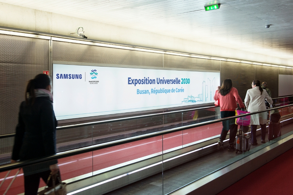 삼성전자가 프랑스 파리 샤를드골 국제공항에서 14개의 광고판을 통해 부산엑스포를 알리는 모습.[사진=삼성전자]
