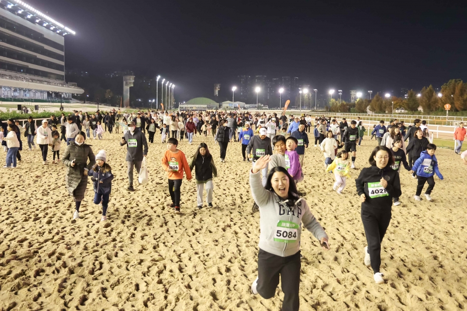 마사회가 최근 개최한 '2023년 경주로 마라톤 RUN & FUN' 패밀리런 현장 모습. [사진=마사회]