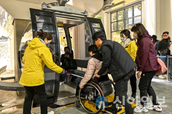 정선군 가리왕산 케이블카가 접근성과 이동 편리성이 좋아 장애인 및 노약자 대상으로 인기를 끌고 있다. (사진=정선군 제공)