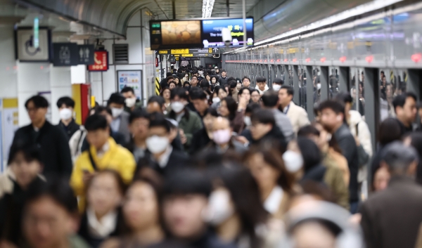 서울교통공사 노조 파업 이틀째인 10일 오전 서울 지하철 광화문역에서 시민들이 열차에서 내리고 있다.(사진=연합뉴스)