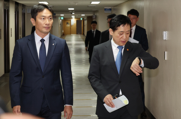 김주현 금융위원장(오른쪽)과 이복현 금융감독원장. (사진=연합뉴스)