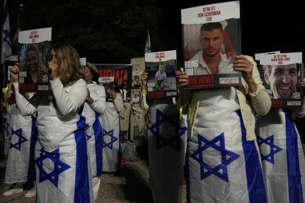 2일(현지시간) 이스라엘 텔아비브에서 하마스에 인질로 붙잡혀있는 이들의 지인들이 석방 요구 시위 중이다.(사진=연합뉴스)