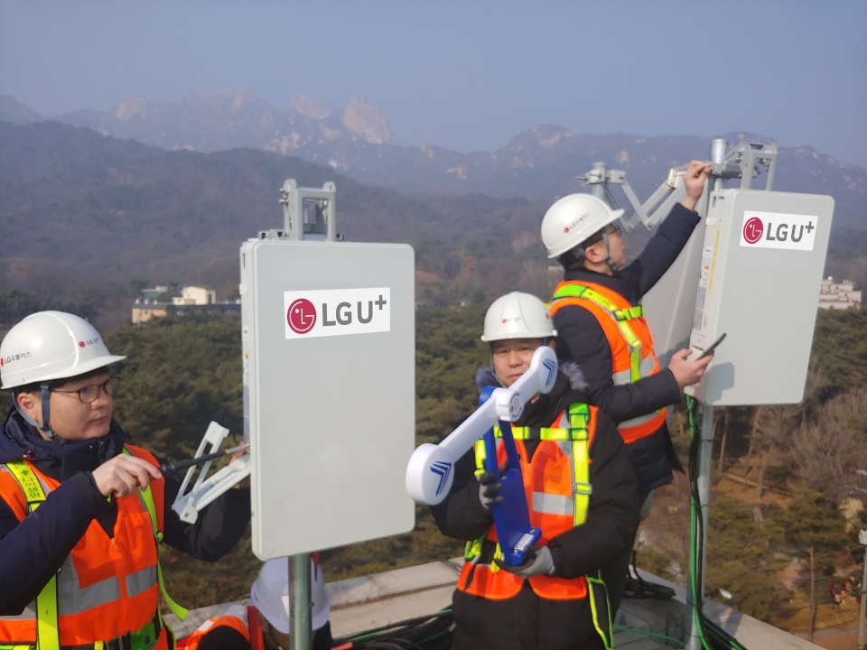 LG유플러스 직원들이 네트워크 장비를 점검하고 있다. [사진=LG유플러스]