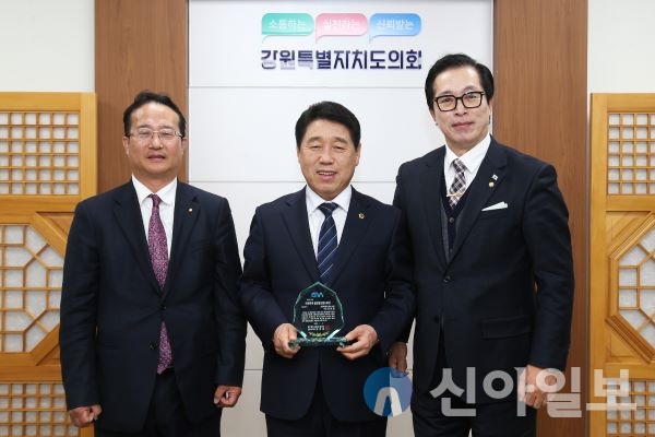  강원특별자치도의회 권혁열의장은 서울 한국경제인협회(한경련)컨퍼런스센터에서 열린 '2023 대한민국 글로벌브랜드대상' 시상식에서 지방자치부문 대상을 수상했다.