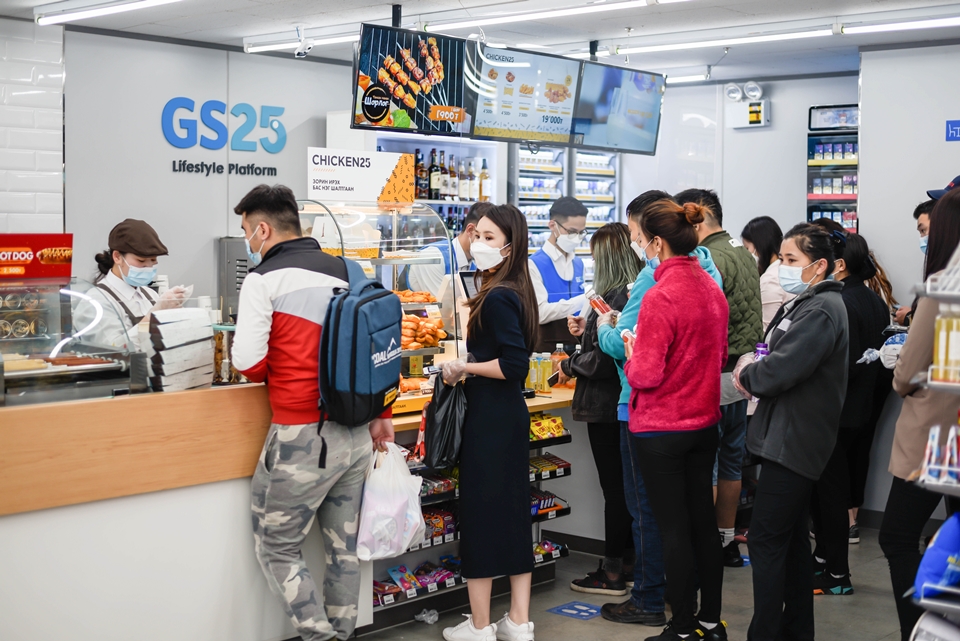 몽골 GS25 1호점인 초이진점에서 고객들이 줄을 서 있다. [사진=GS리테일]