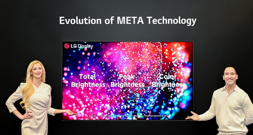 LG디스플레이 모델이 8일(현지시간) CES 2024 개막을 앞둔 미국 라스베이거스에서 '메타 테크놀로지 2.0'이 적용된 OLED TV 패널 신제품을 소개하고 있다. [사진=LG디스플레이]