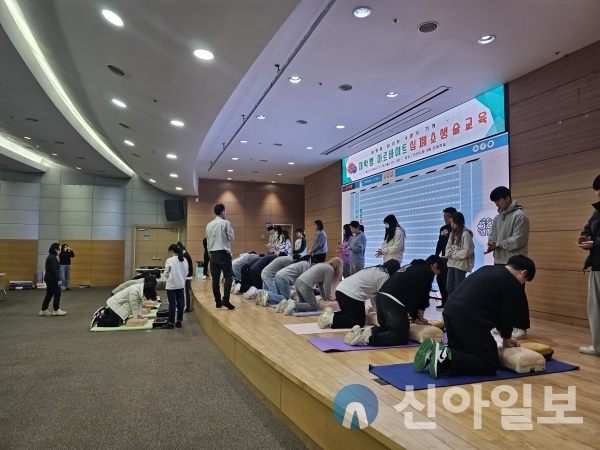 천안시는 15일 시청 대회의실에서 겨울방학 대학생 아르바이트생을 대상으로 응급처치 교육을 실시했다.(사진=천안시)