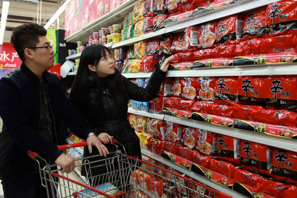 중국의 어느 대형마트에서 농심 신라면을 구매하는 현지 소비자들. [사진=농심]