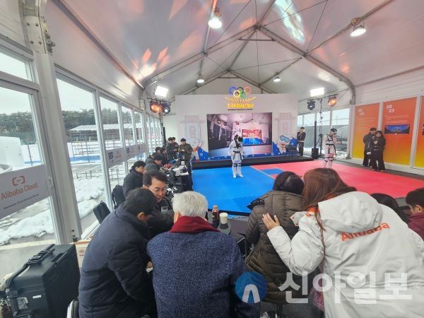 육동한 춘천시장이 강원동계청소년올림픽 부대행사로 열리는 가상태권도 시범경기에 공식으로 초청받았다.