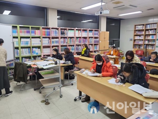 홍천군가족센터(센터장 이상훈)는 지난 1월 8일(월) 2024년 결혼이민자 역량강화지원사업 상반기 한국어 교육을 개강하였다.
