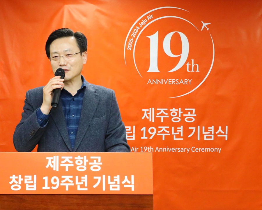 김이배 제주항공 대표가 24일 열린 창립 19주년 기념행사에서 기념사를 하고 있다.[사진=제주항공]