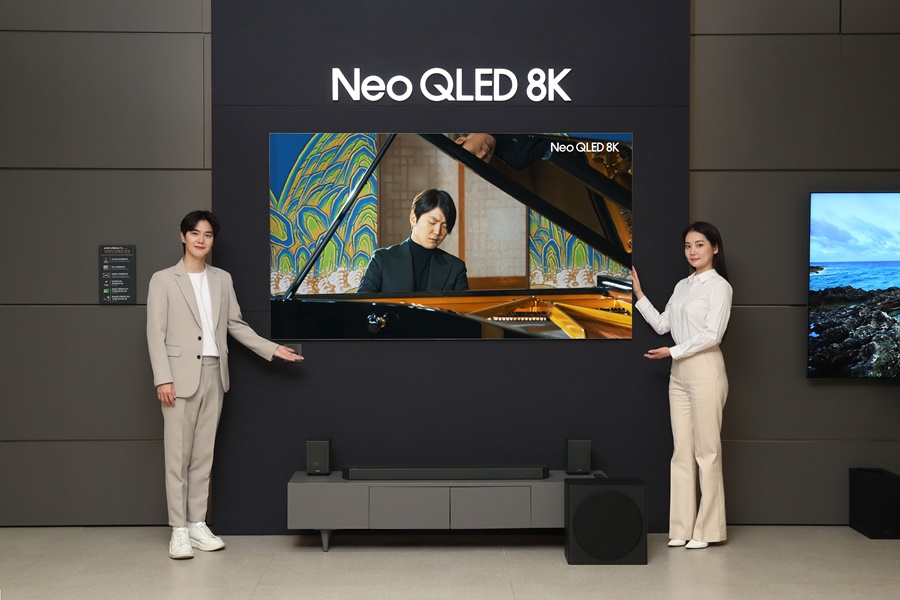 삼성전자 모델이 삼성스토어 대치점에서 Neo QLED 8K TV로 파이니스트 조성진의 8K 라이브 연주 영상을 소개하고 있다.[사진=삼성전자]