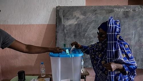 지난달 14일 치러진 대선에서 투표하는 코모로의 한 유권자. (사진=연합뉴스)