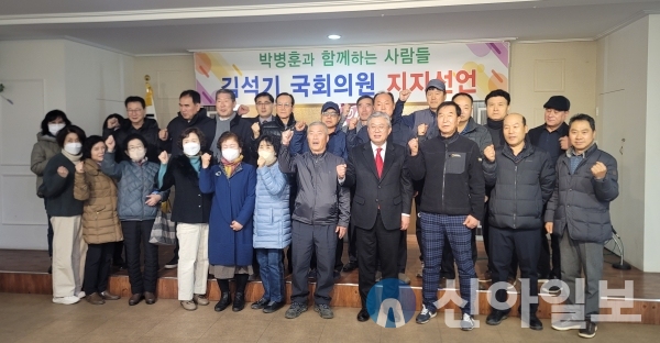 박 전도의원이 지지자들과 기념촬영하고 있다.(사진=최상대기자)