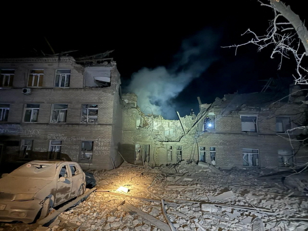 지난 14일(현지시간) 새벽 우크라이나 동부 도네츠크주 셀리도베의 병원이 러시아 미사일에 피격돼 크게 부서진 모습. (사진=연합뉴스)