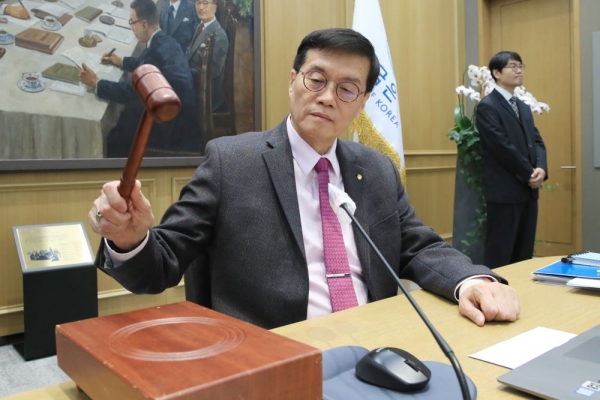 이창용 한국은행 총재가 22일 서울 중구 한국은행에서 열린 금융통화위원회에서 의사봉을 두드리고 있다. (사진=한국은행)