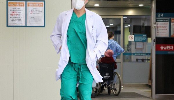 21일 오전 서울의 한 대형병원 응급의료센터에서 의료진이 이동하는 모습. (사진=연합뉴스)