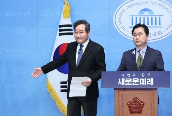 새로운미래 이낙연(왼쪽), 김종민 공동대표가 22일 국회에서 인재영입 발표 기자회견을 준비하고 있다. (사진=연합뉴스)