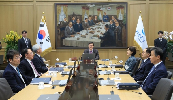 이창용(가운데) 한국은행 총재가 22일 서울 중구 한국은행에서 열린 금융통화위원회 통화정책방향 결정회의를 주재하고 있다. (사진제공=한국은행)