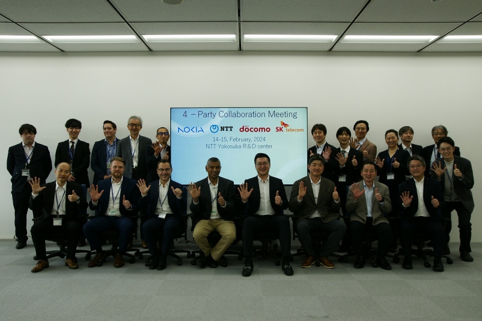 4개사 기술 관계자들이 지난 15일 일본 요코스카시 NTT R&D센터에서 진행된 기술 협력 회의에 참석한 모습.[사진=SKT]