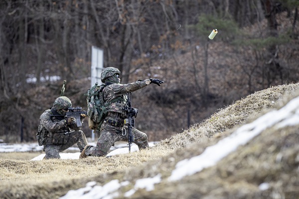 1군단 특공연대 장병들이 적과 조우한 상황을 가정한 근접전투사격 훈련을 실시하고 있다.