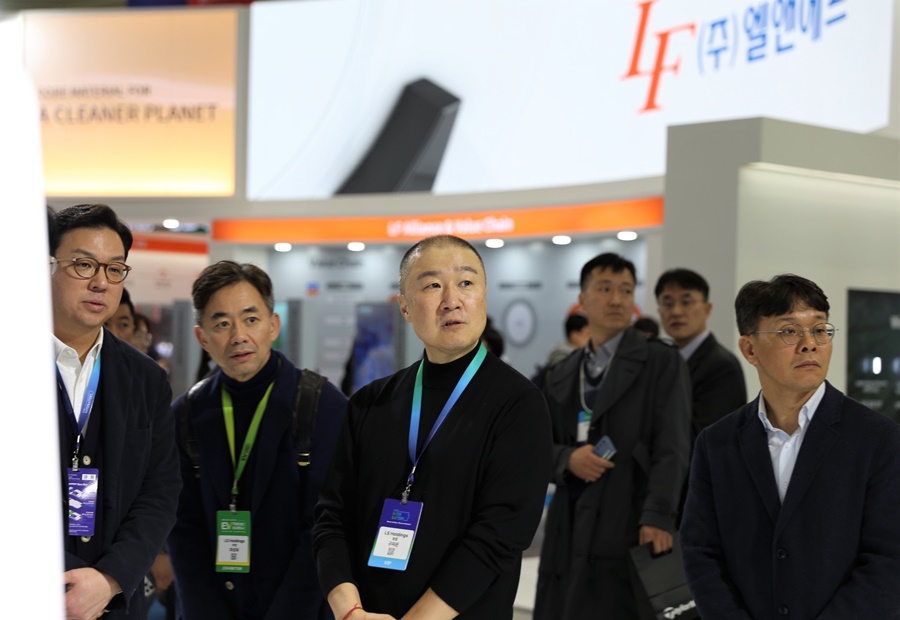 구자은 LS 회장(가운데)이 지난 6일 강남구 코엑스에서 열린 '인터배터리 2024'에 참관해 참가 기업 전시관을 둘러보고 있다.[사진=LS]
