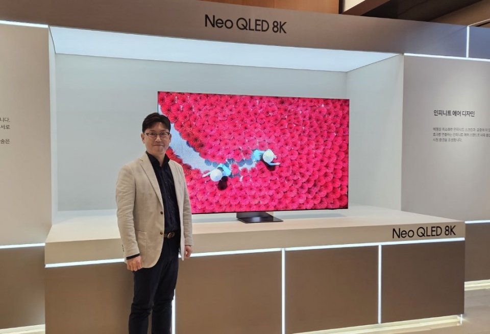 용석우 삼성전자 영상디스플레이 사업부장 사장이 13일 삼성전자 서초사옥에서 열린 'Unbox & Discover 2024' 전시장에서 2024년형 NEO QLED TV를 소개하는 중이다.
