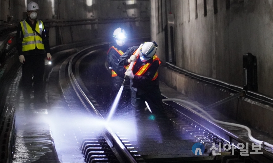 도시철도 운행이 종료된 13일 새벽, 공사 직원들이 미세먼지 제거를 위해 지하터널     물청소를 실시하고 있다 (사진=대전교통공사)