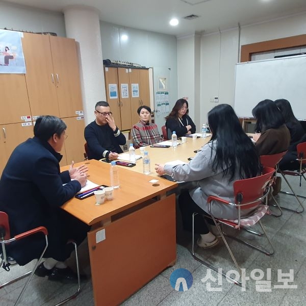 홍천군가족센터(센터장 이상훈)에서 지난 3월 15일 구몬학습, 재능교육 학습지사 간의 2024년 한글교육지원사업 상반기 간담회가 진행되었다.