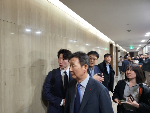황현식 LG유플러스 대표가 22일 서울 프레스센터에서 열린 방통위-이통3사-단말기 제조사 간담회에 입장하고 있다. [사진=임종성 기자]