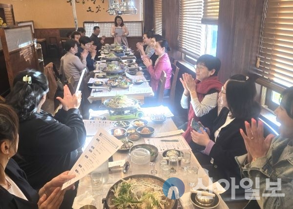 (사)한국연예예술인총연합회 홍천지회는 지난 23일 회원의 한 음식점에서 30여명의 이사가 참석한 가운데 1/4분기 정기회의를 개최했다.