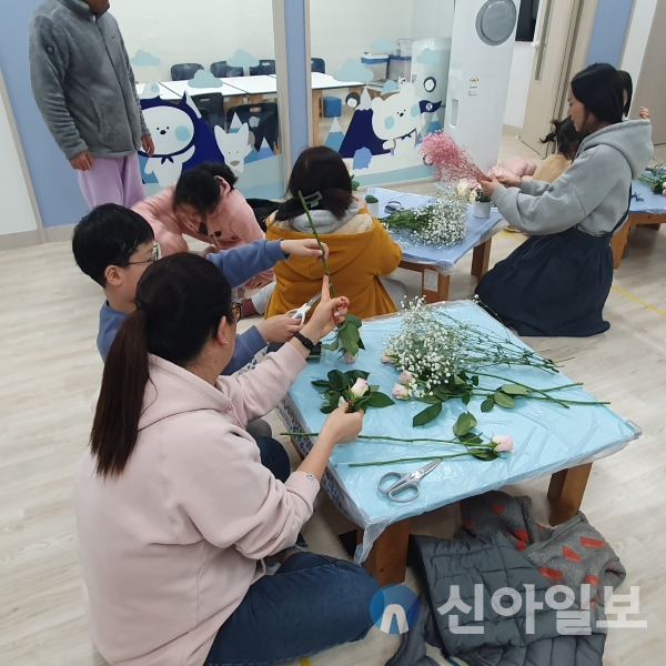홍천군가족센터(센터장 이상훈)는 공동육아나눔터 3월 상시프로그램으로 “부모와 자녀가 함께하는 플라워&식물공예”를 진행하였다.