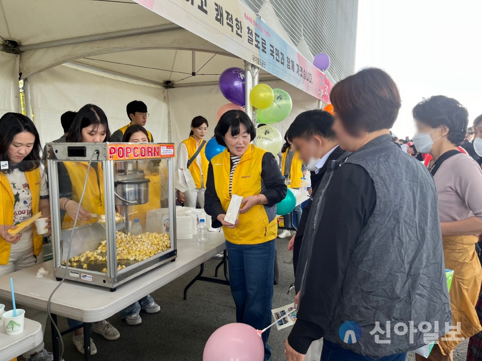 철도공단 직원들이 19일 대전시 서구 대전 엑스포시민광장에서 열린 제44회 장애인의 날 행사 지원 활동을 했다. (사진=철도공단)