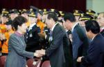 서청원 의원과 악수하는 박 대통령