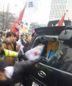 탄핵반대 집회 중 참가자-운전자 시비…차량 파손·경찰관 부상